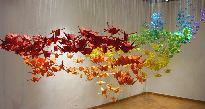 Une nuée de grues en origami