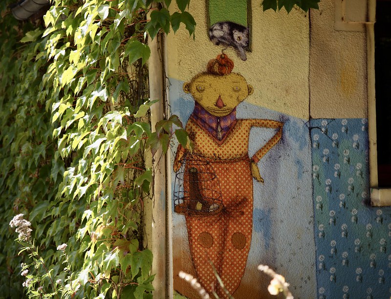 Découvrez les coulisses et histoires du jardin-theâtre du Moulin Jaune